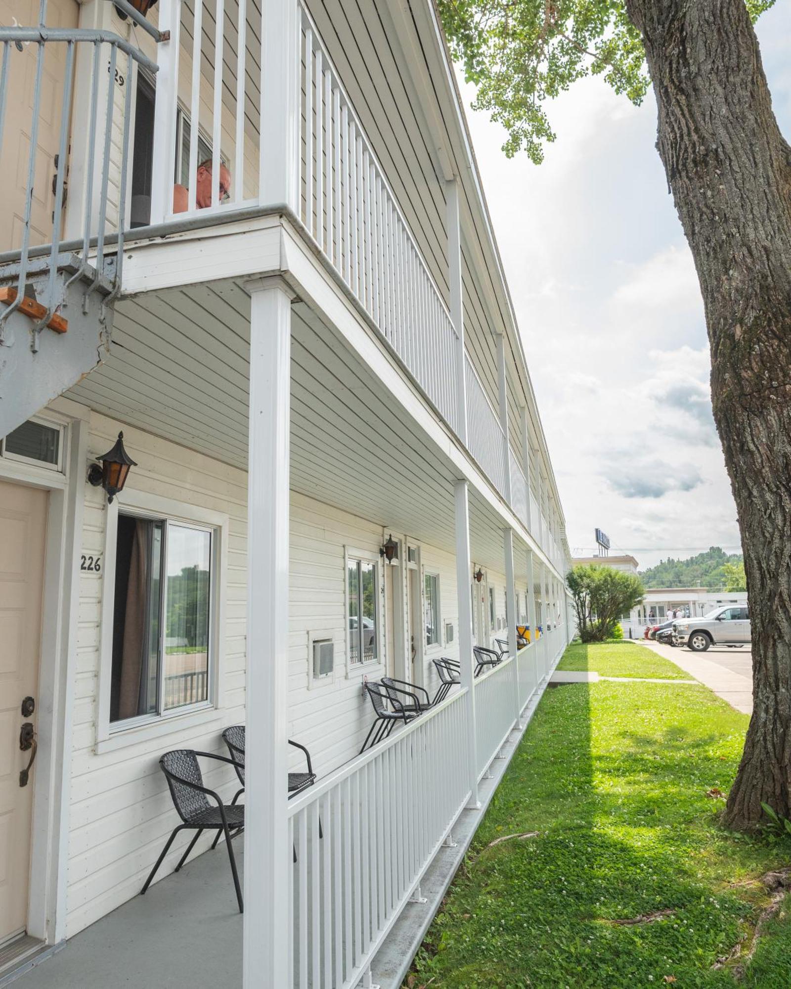 Auberge Le Parasol Saguenay Exterior photo