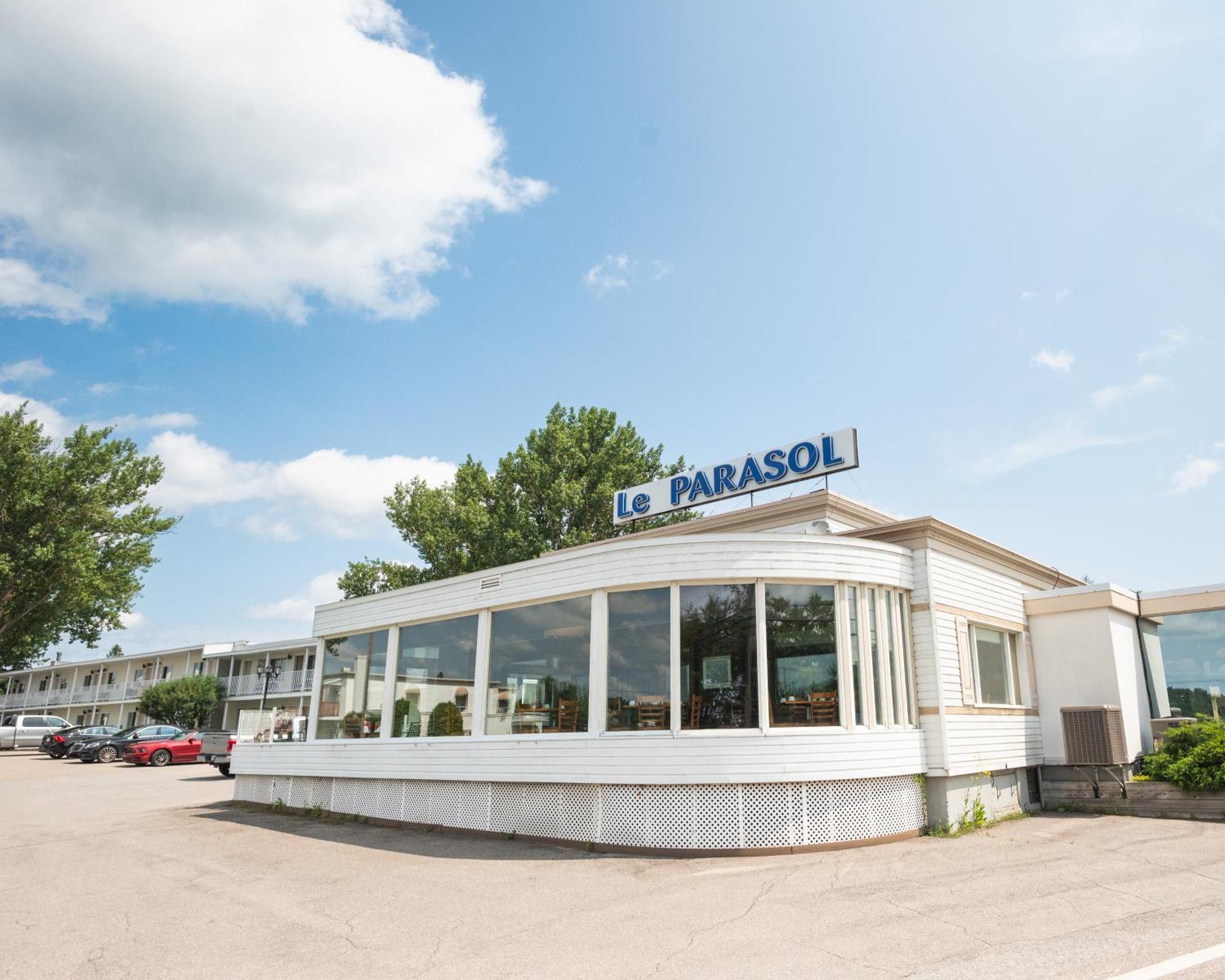Auberge Le Parasol Saguenay Exterior photo