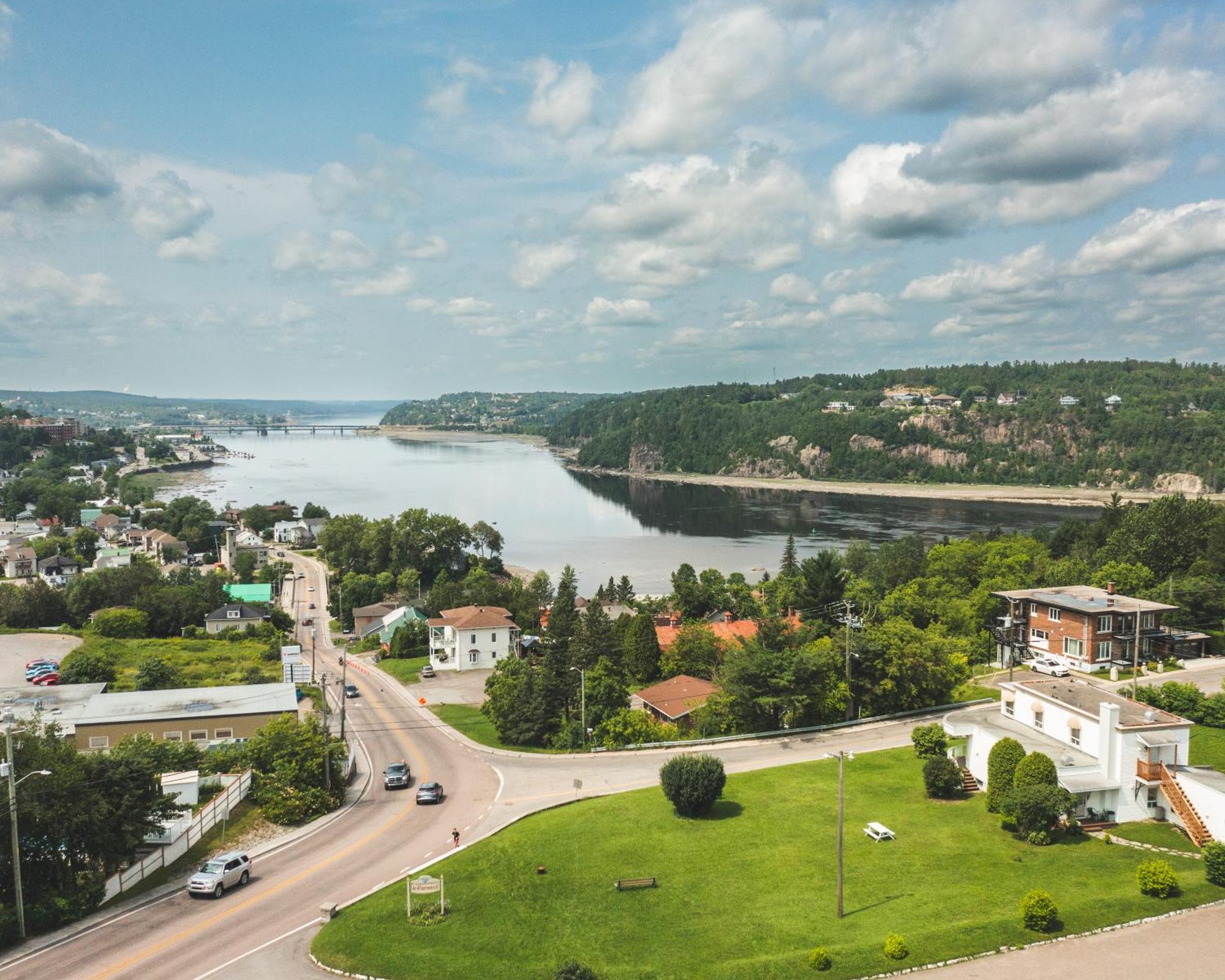 Auberge Le Parasol Saguenay Exterior photo