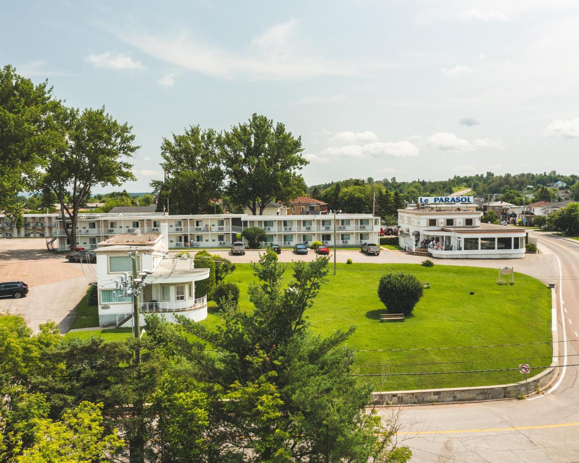 Auberge Le Parasol Saguenay Exterior photo