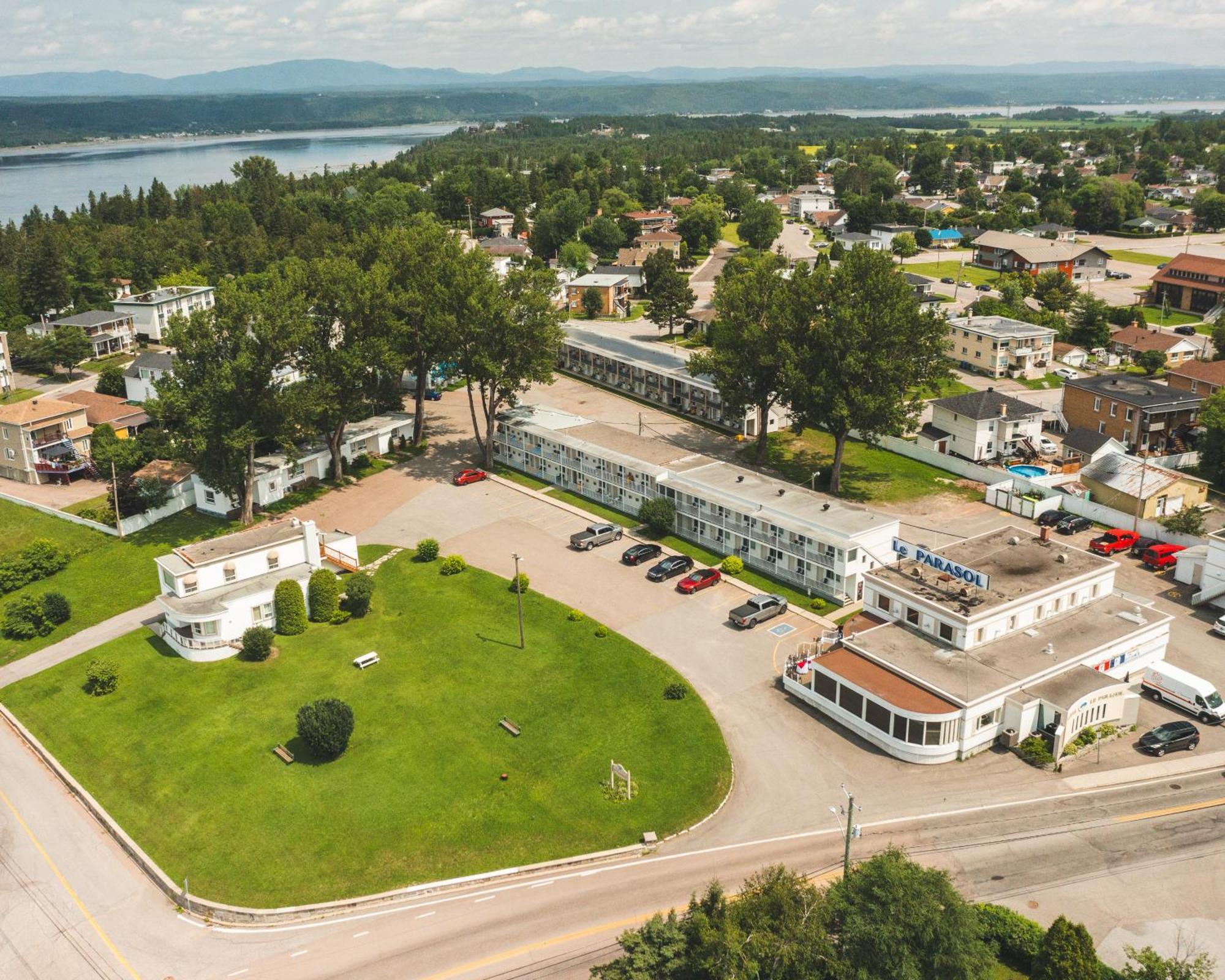 Auberge Le Parasol Saguenay Exterior photo