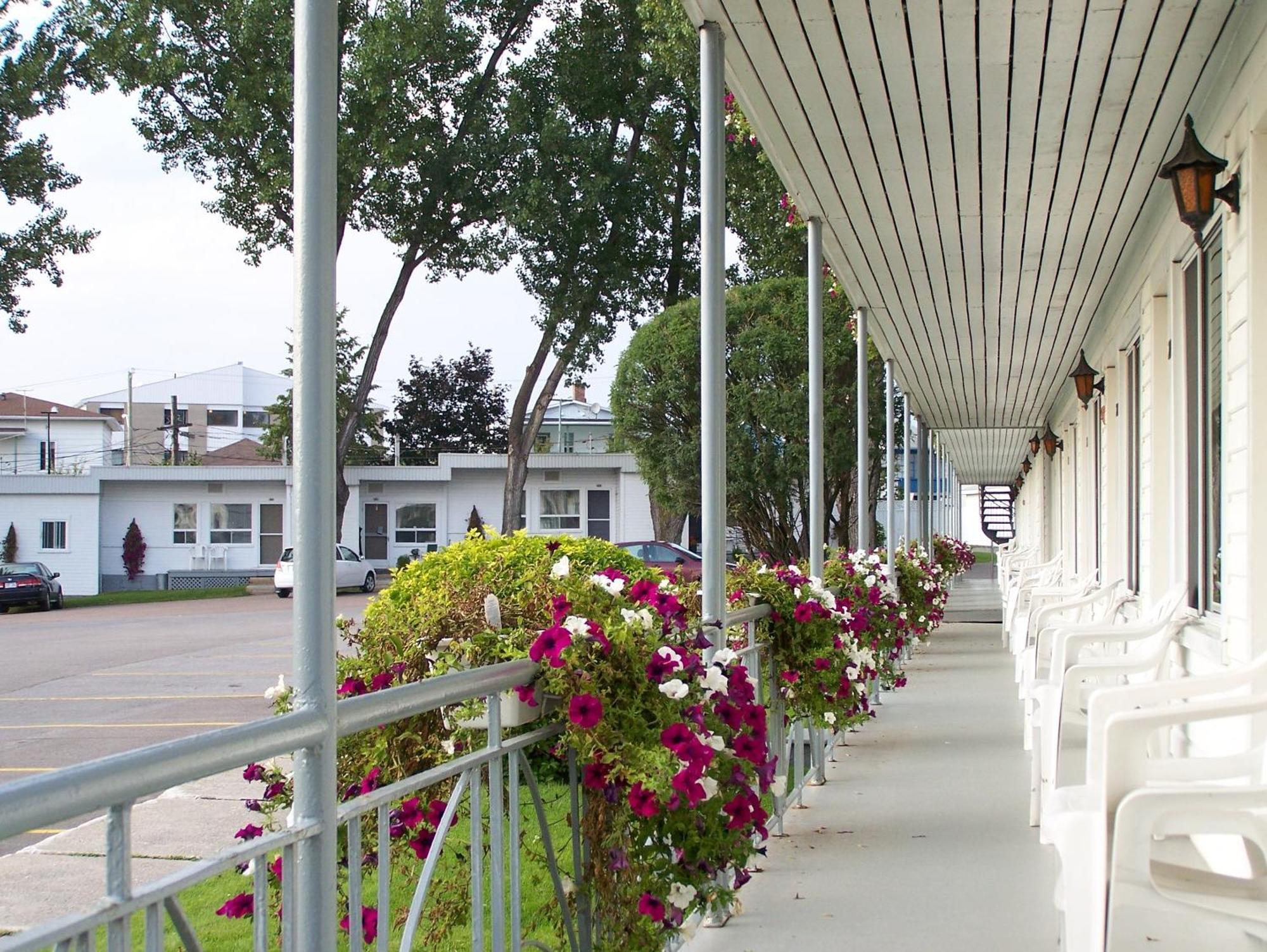 Auberge Le Parasol Saguenay Exterior photo