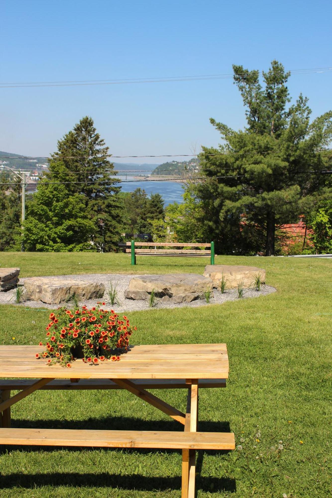 Auberge Le Parasol Saguenay Exterior photo