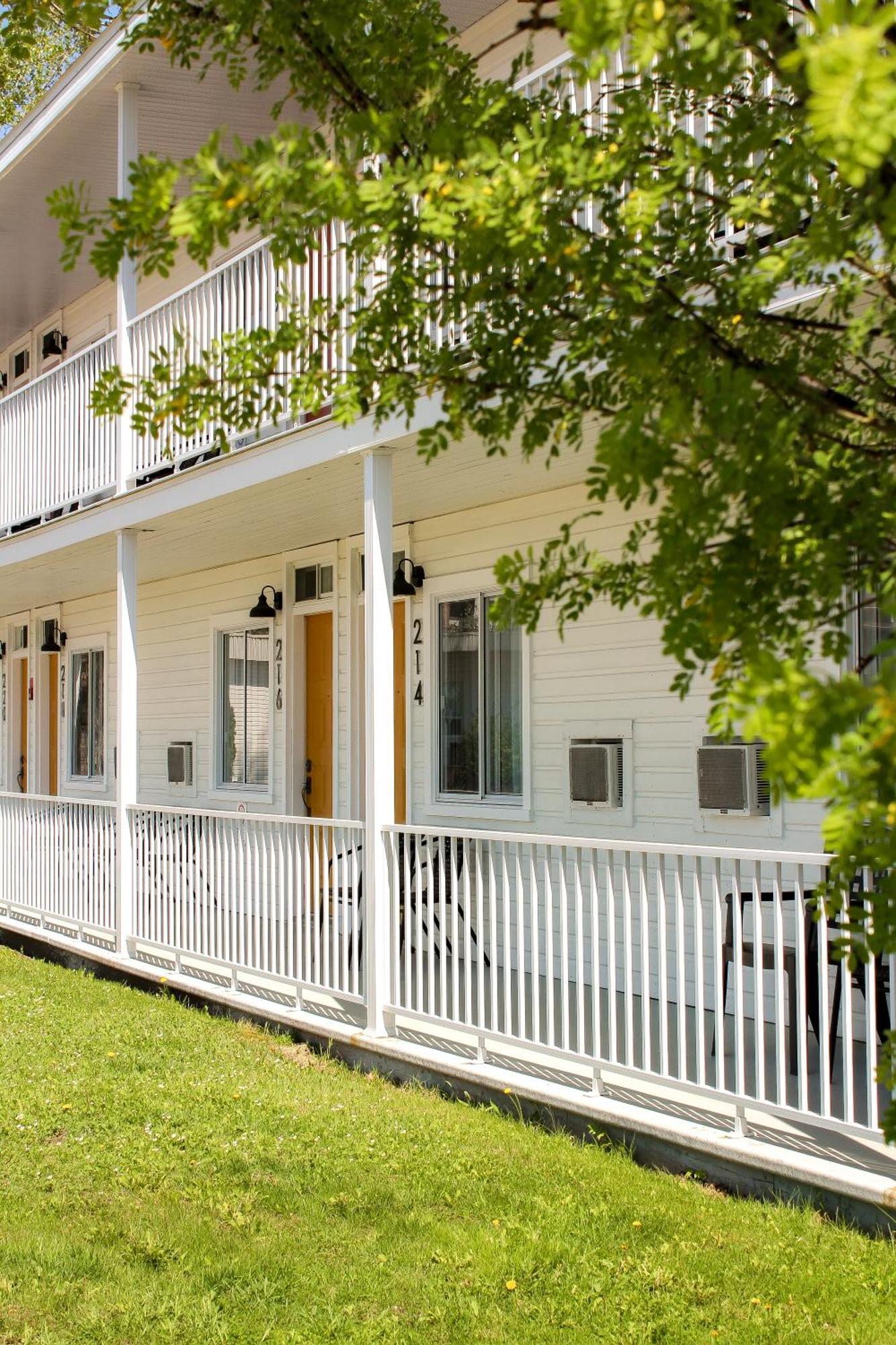 Auberge Le Parasol Saguenay Exterior photo