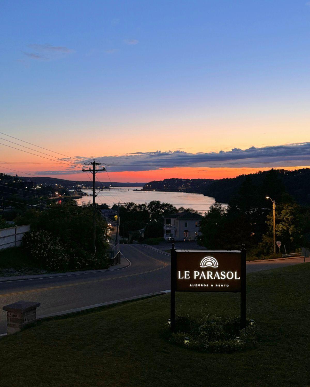 Auberge Le Parasol Saguenay Exterior photo